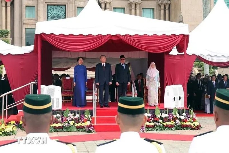 Prime Minister Anwar Ibrahim (second from right) and his spouse chair official welcome ceremony for Party General Secretary To Lam and his spouse (Photo: VNA) 