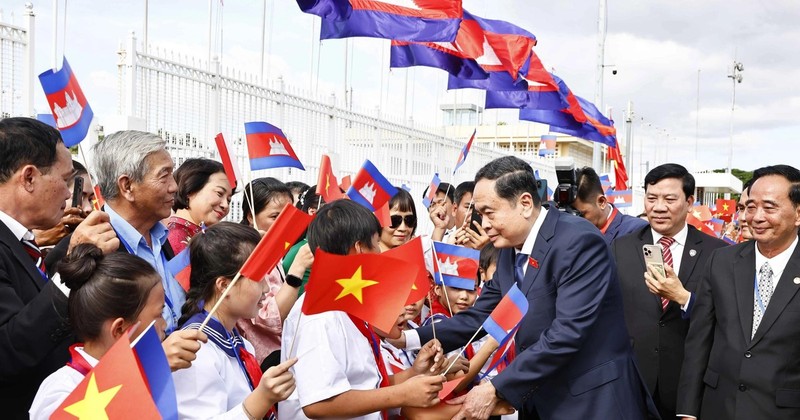 National Assembly Chairman Tran Thanh Man welcomed at Pochentong International Airport (Photo: VNA)