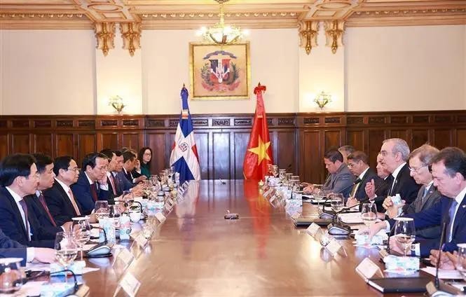 Vietnamese Prime Minister Pham Minh Chinh held talks with President of the Dominican Republic Luis Abinader Corona on November 20 morning (local time) as part of his official visit to the Caribbean country. (Photo: VNA) 