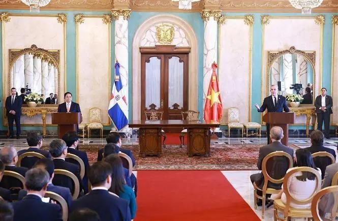 Vietnamese Prime Minister Pham Minh Chinh (standing, left) and President of the Dominican Republic Luis Abinader Corona chair a joint press conference on November 20 morning (local time) after their talks. (Photo: VNA) 