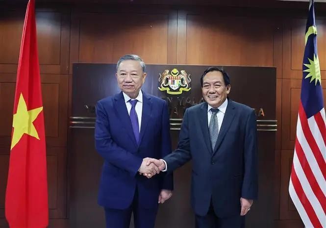 Party General Secretary To Lam (L) meets with President of the Malaysian Senate, Dato’ Awang Bemee Awang Ali Basah, in Kuala Lumpur on November 21. (Photo: VNA) 