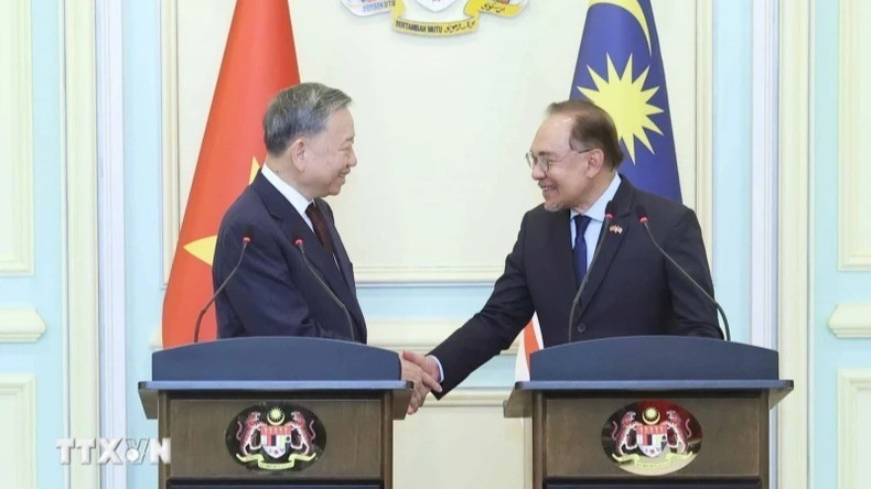 Party General Secretary To Lam and Malaysian Prime Minister Anwar Ibrahim at the press conference on the afternoon of November 21, 2024. (Photo: Thong Nhat/VNA)