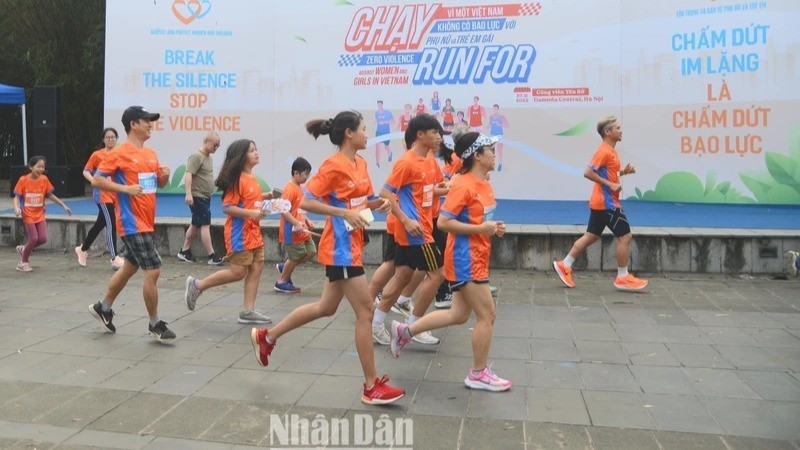 More than 450 people participated in the community run called "Run for a Vietnam without violence against women and girls" on November 27, 2022. (Photo: TRUNG HUNG)