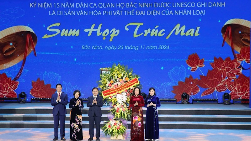 Vice Chairwoman of National Assembly (NA) Nguyen Thi Thanh presents flowers to congratulate Bac Ninh Province. 