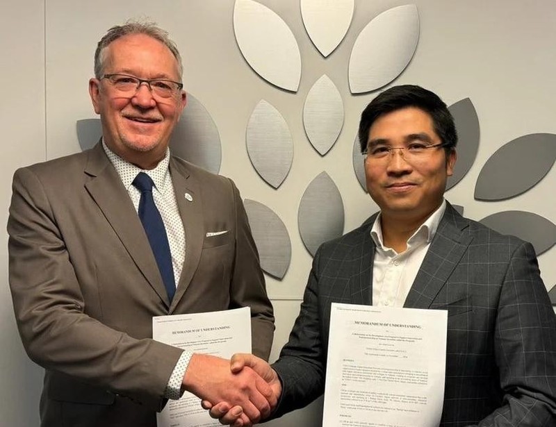 VNEI Chairman Nguyen Trung Dung (R) and CICAN Vice President Alain Roy pose for a photo after signing the cooperation agreement. (Photo: VNA) 