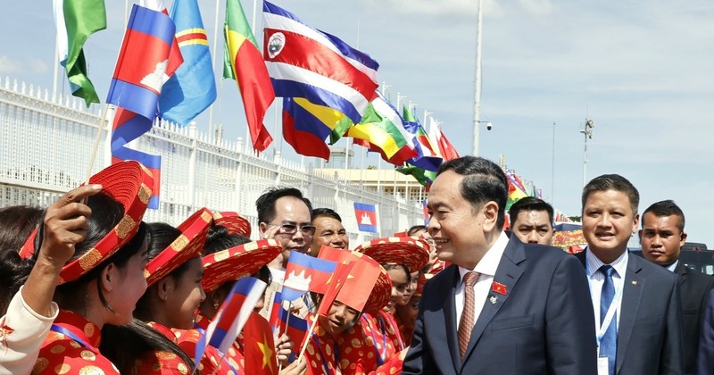 The farewell ceremony for NA Chairman Tran Thanh Man at Pochentong International Airport, Phnom Penh, Cambodia (Photo: VNA) 