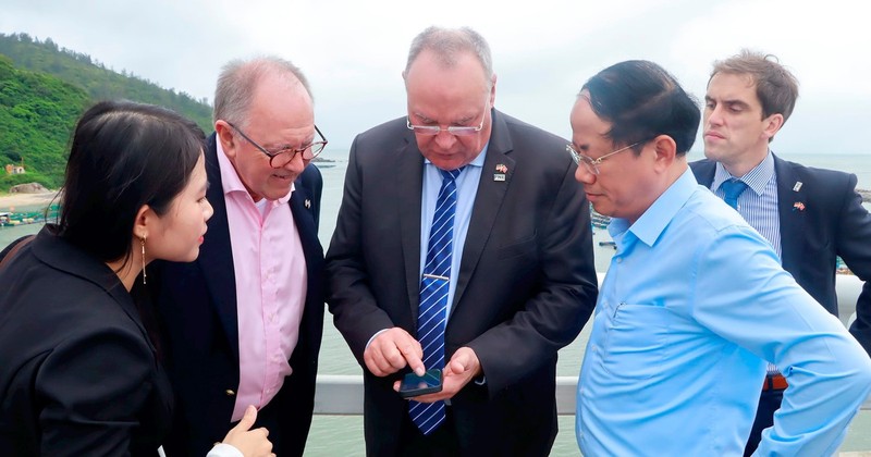 Chairman of Binh Dinh Provincial People’s Committee Pham Anh Tuan (far right) discusses potential project sites with PNE Group leadership.