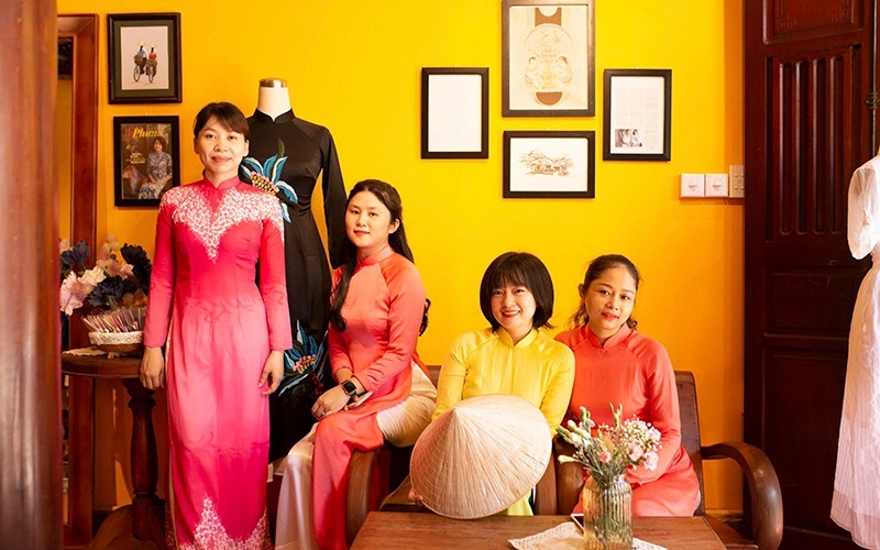 The made-to-order and ready-to-pickup service of Ao Dai (Vietnamese traditional dress) attracts visitors to Hoi An.