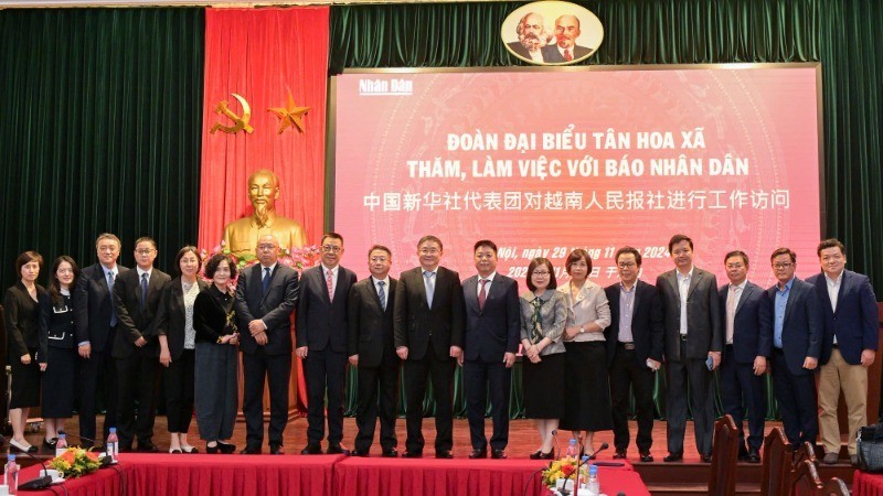 Nhan Dan Newspaper’s Deputy Editor-in-Chief Que Dinh Nguyen, Vietnam News Agency’s Deputy General Director Doan Thi Tuyet Nhung, Xinhua News Agency’s Deputy Editor-in-Chief Ren Weidong, along with other leaders of Nhan Dan Newspaper and members of the Xinhua delegation, take a photo. (Photo: The Dai)