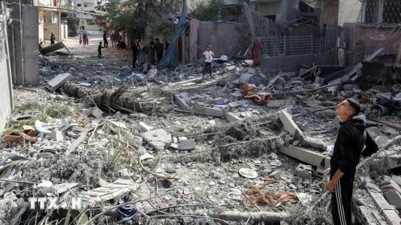 The houses were destroyed by an Israeli airstrike in the al-Bureij refugee camp of the central Gaza Strip on November 17, 2024. (Photo: Xinhua/VNA)