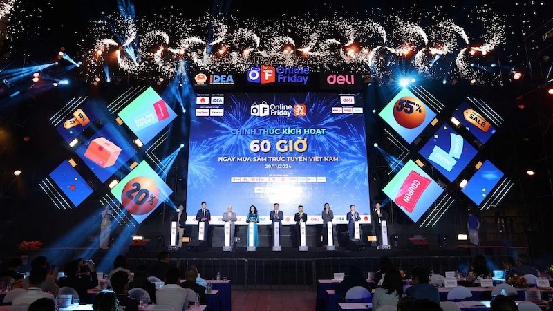 Delegates press the buttons to officially start the "60-hour Vietnam Online Shopping" programme.