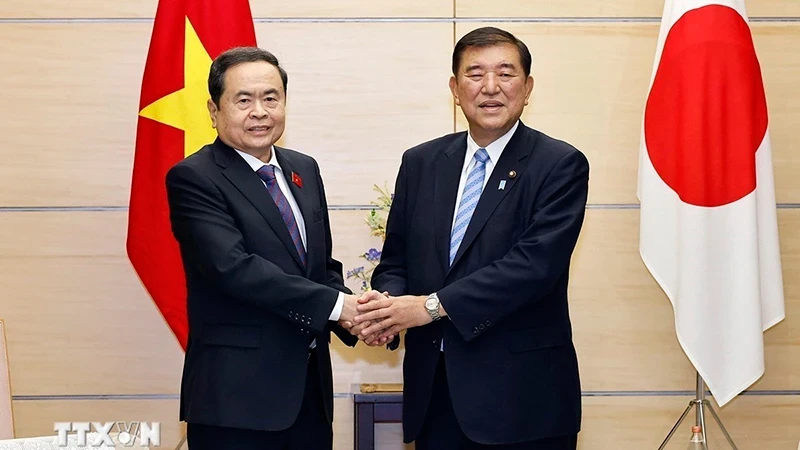 National Assembly Chairman Tran Thanh Man (L) meets with Prime Minister Ishiba Shigeru (Photo: VNA) 