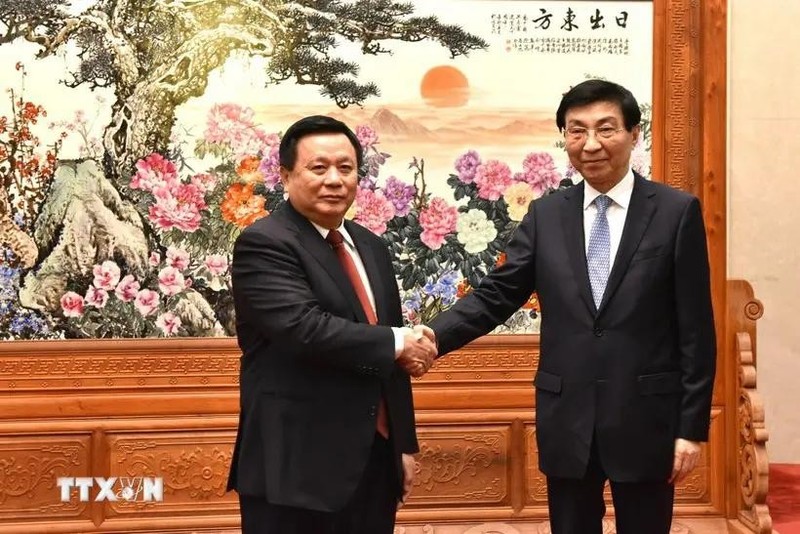 Politburo member Nguyen Xuan Thang, Chairman of the Central Theory Council and President of the Ho Chi Minh National Academy of Politics (left) and Wang Huning, member of the Standing Committee of the CPC Central Committee’s Political Bureau and Chairman of the Chinese People's Political Consultative Conference. (Photo: VNA) 