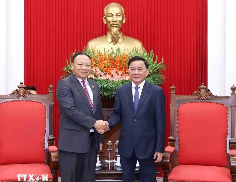 Politburo member,permanent member of the Secretariat of the Communist Party of Vietnam (CPV) Central Committee and head of the committee's Inspection Commission Tran Cam Tu meet with Secretary of the Lao People’s Revolutionary Youth Union (LPRYU) Central Committee Monxay Laomuasong in Hanoi on December 5. (Photo: VNA) 