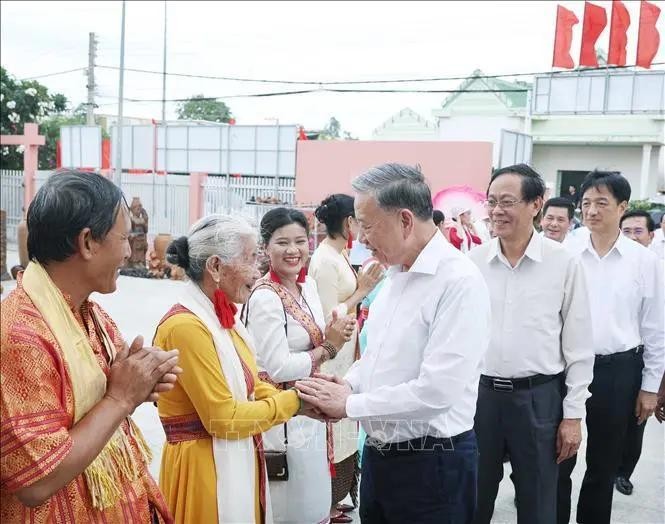 Party General Secretary To Lam welcomed by residents in Phuoc Dan town (Photo: VNA) 