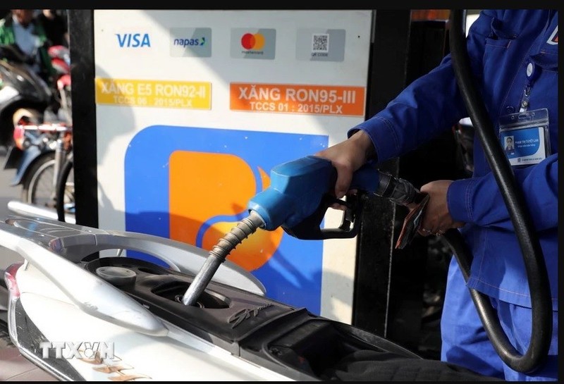 Retail petrol prices revised down on December 5 (Photo: VNA) 