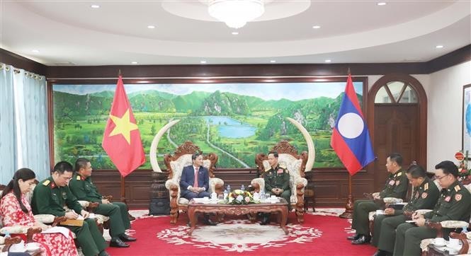 Lao Minister of National Defence Khamlieng Uthakaysone receives a delegation of the Vietnamese Embassy in Laos led by Ambassador Nguyen Minh Tam. (Photo: VNA)