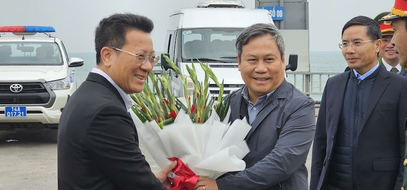 Leaders of Co To District present flowers to welcome Secretary of Quang Ninh Provincial Party Committee Vu Dai Thang.