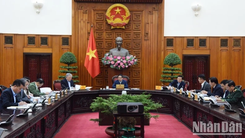 Prime Minister Pham Minh Chinh (C) chairs the fourth meeting of the government steering committee to review the implementation of Resolution No. 18-NQ/TW on December 17. (Photo: NDO) 