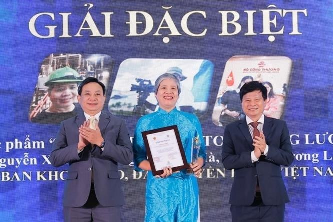 One special prize is presented to the work "Benefits of Energy Auditing" by a group of authors from the Science and Education Department under the Vietnam Television (VTV) (Photo: VNA) 