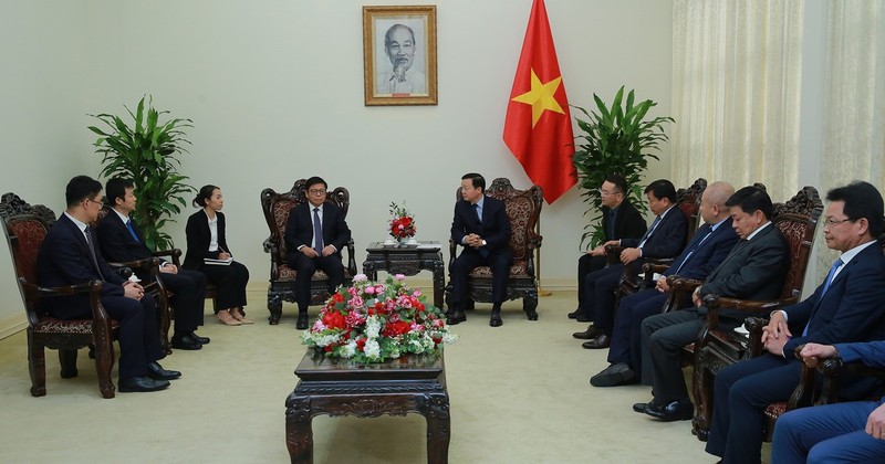 Deputy Prime Minister Tran Hong Ha (centre, right) and Lou Qiliang, President of China Railway Signal & Communication Co., Ltd., at their meeting in Hanoi on the afternoon of December 17. (Photo: VNA) 