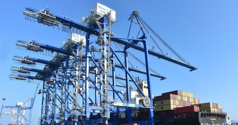 Cargo handling at Lach Huyen Port, Hai Phong City. (Photo: TRAN HAI)