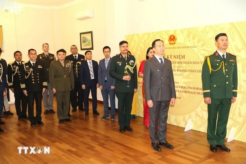 Delegates perform flag-saluting ceremony at the event (Photo: VNA) 