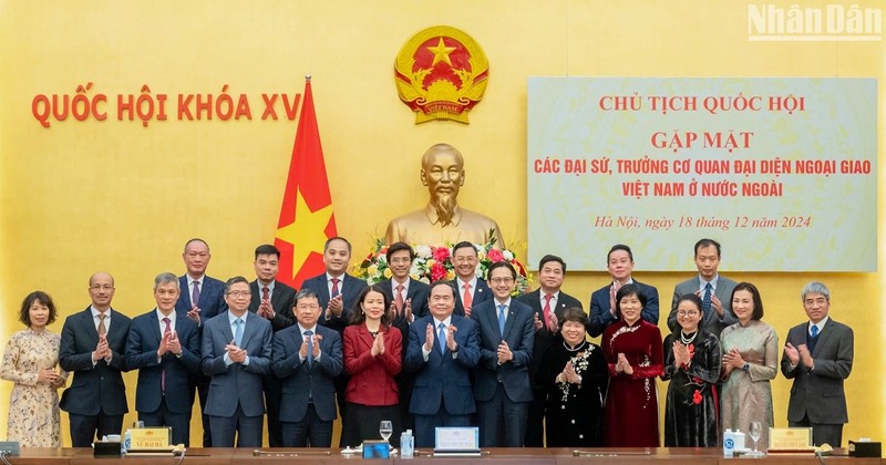 NA leader Tran Thanh Man and other delegates at the meeting.