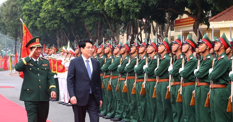 State President Luong Cuong reviews the guard of honour (Photo: VNA)