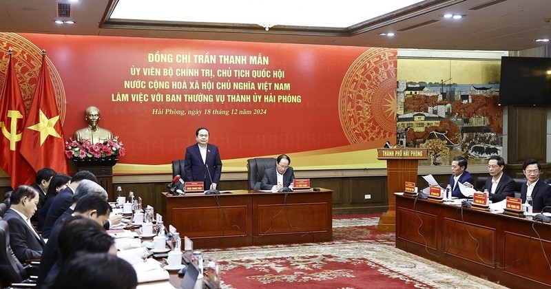 NA Chairman Tran Thanh Man has a working session with the Standing Board of the Hai Phong city Party Committee on December 18. (Photo: VNA) 