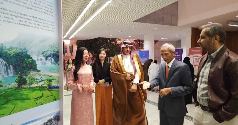 Vietnamese Ambassador to Saudi Arabia Dang Xuan Dung introduces Middle Eastern guests to Vietnam's cultural heritages.