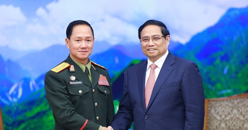 Prime Minister Pham Minh Chinh (R) receives Lao Defence Minister Sen. Lieut. Gen. Khamliang Outhakaysone in Hanoi on December 18. (Photo: VNA) 