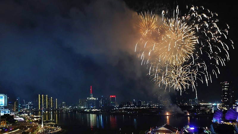 Vibrant fireworks along the Saigon River. (Photo: Dung Phuong)