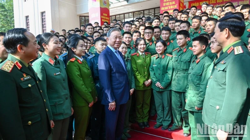 Party General Secretary To Lam and young military officers and soldiers. (Photo: NDO)