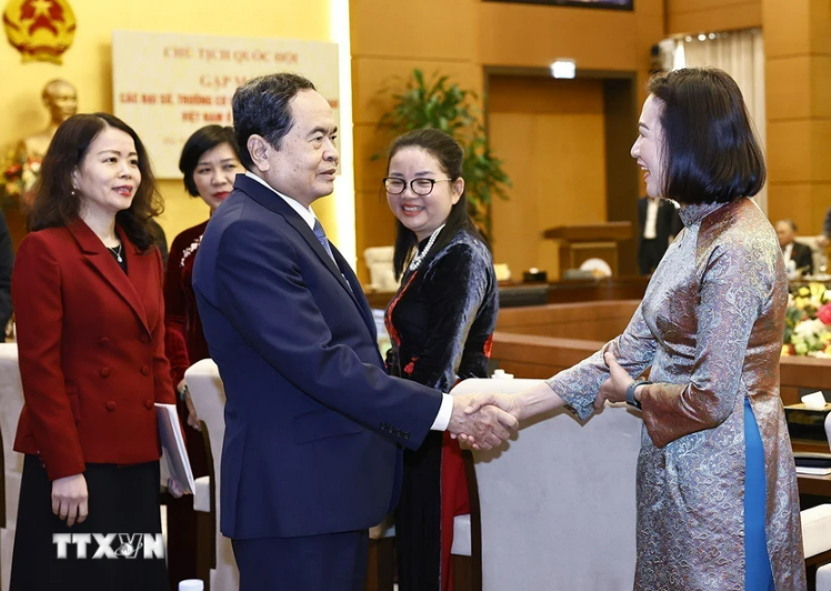 NA Chairman Tran Thanh Man meets with new ambassadors and heads of representative agencies abroad on December 18. (Photo: VNA) 