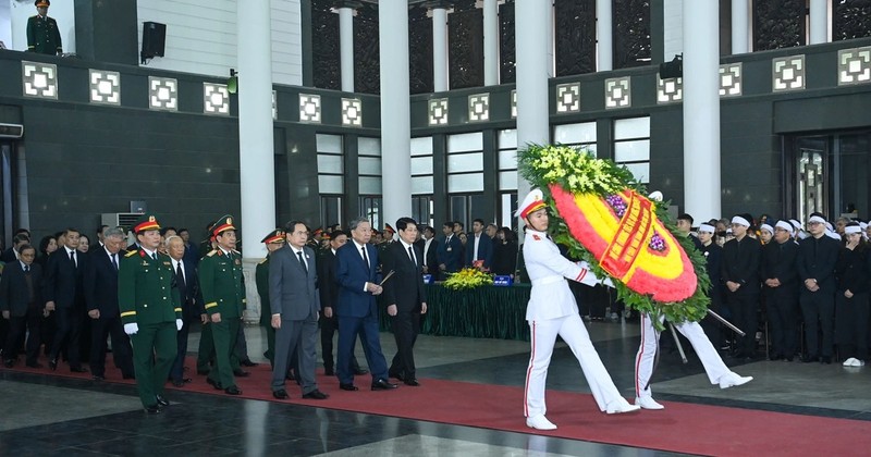 The Communist Party of Vietnam (CPV) Central Committee delegation, led by General Secretary of the CPV Central Committee To Lam, pays tribute to General Nguyen Quyet.