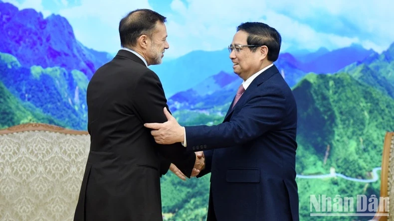 Prime Minister Pham Minh Chinh on December 27 receives Australian Ambassador to Vietnam Andrew Goledzinowski. (Photo: NDO) 