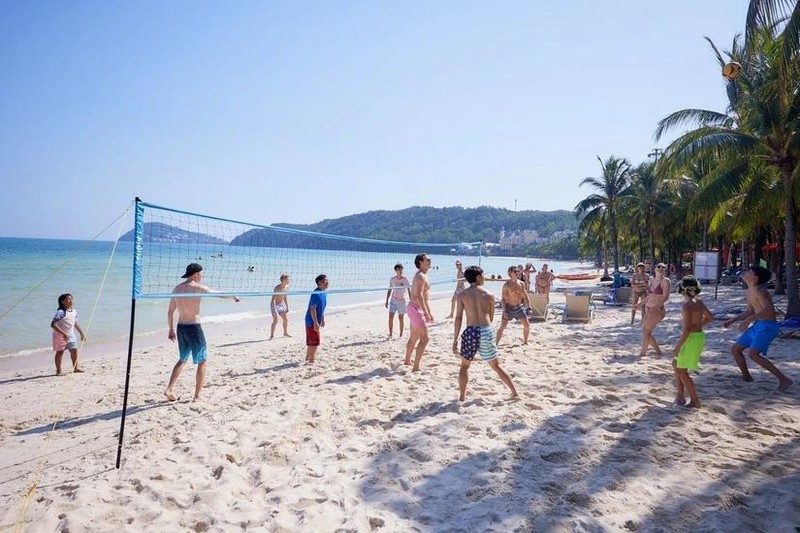 International tourists enjoy the "tropical paradise" Kem Beach in Phu Quoc. (Photo: Sun Group) 