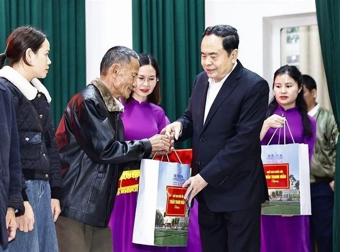 NA Chairman Tran Thanh Man presents 50 gift packages to policy beneficiary and disadvantaged families (Photo: VNA) 