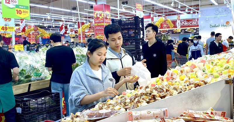 Consumers shopping at Big C Thang Long Supermarket.