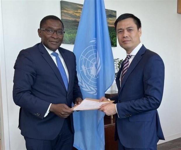 UN Special Adviser to the Secretary-General and Assistant Secretary-General of the Climate Action Team Selwin Hart hands over the UN Secretary General's letter to Ambassador Dang Hoang Giang to transfer it to Vietnamese Prime Minister Pham Minh Chinh in May 2022. (Photo: VNA)