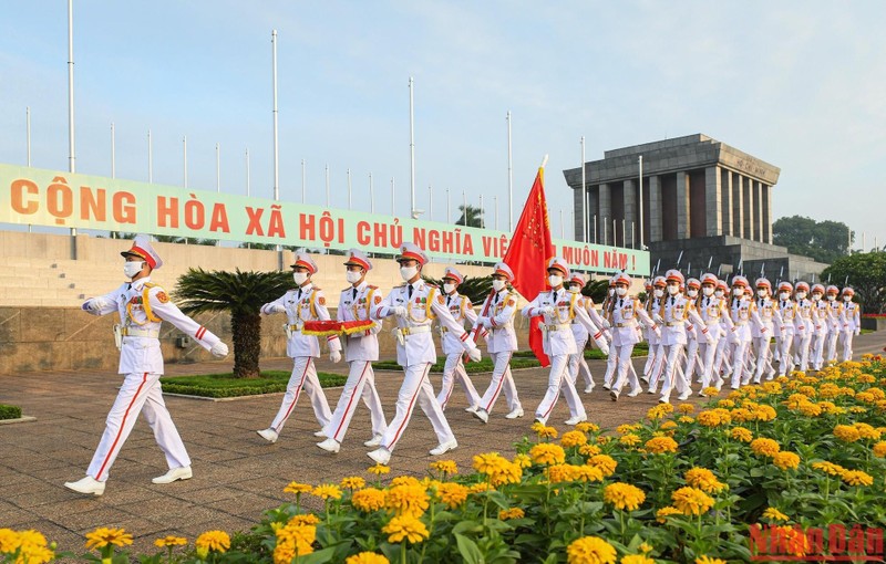 At flag hoisting ceremony in Hanoi (Photo: VNA)