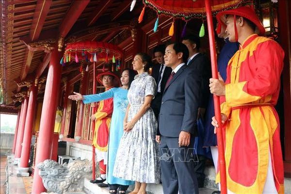 UNESCO Director-General Audrey Azoulay looks at the re-enactment of the changing of the guard ceremony of the old Nguyen Dynasty at Ngo Mon Gate. (Photo: VNA)