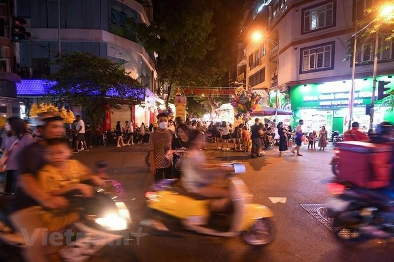 On the evening of September 10, which marked the Mid-Autumn Festival (15th day of the eighth lunar month), many people in the capital poured into Hanoi's Old Quarter, such as Hang Ma or Hang Luoc, to go for a walk and shop.