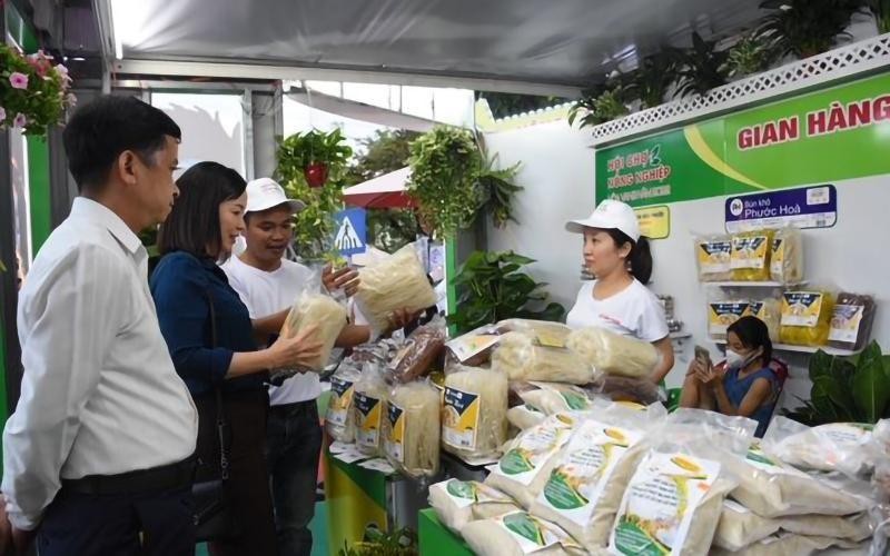 People and tourists buy OCOP products at Hoa Vang Agricultural Fair in 2022.