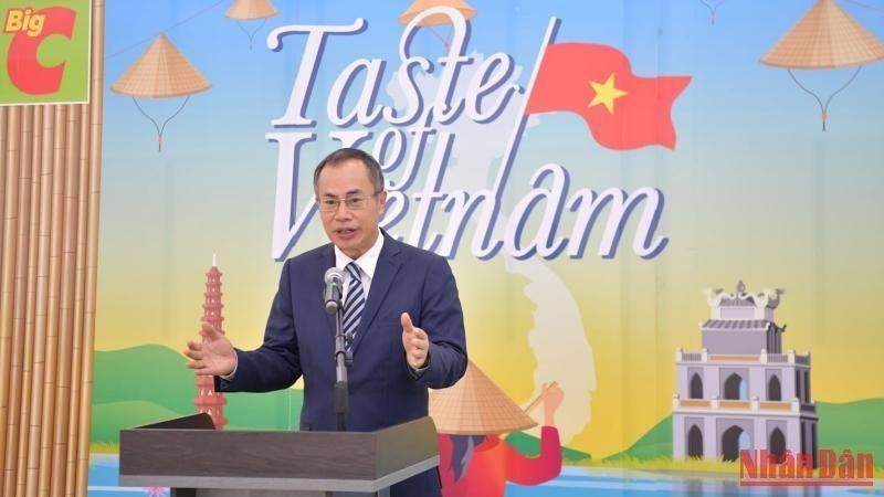 Vietnamese Ambassador to Thailand Phan Chi Thanh speaks at the opening ceremony of " Taste of Vietnam " 
