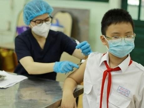 A student gets vaccinated against COVID-19 at the Hong Bang Junior High School in District 5, Ho Chi Minh City. (Photo: VNA)