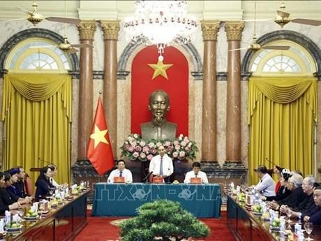 President Nguyen Xuan Phuc (standing) speaks at the meeting with outstanding ethnic minority representatives from Cao Bang province on September 21. (Photo: VNA)