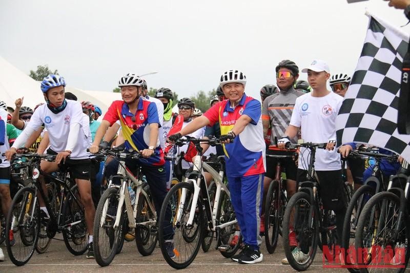 Chairman of the Lao National Assembly Saysomphone Phomvihane and Vietnamese Ambassador to Laos Nguyen Ba Hung excitedly participated in the bicycle race. (Photo: Nguyen Hai Tien)