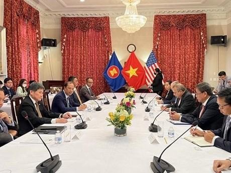 The meeting between the ACW and the ASEAN Secretary-General Lim Jock Hoi in Washington D.C on September 26. (Photo: VNA)